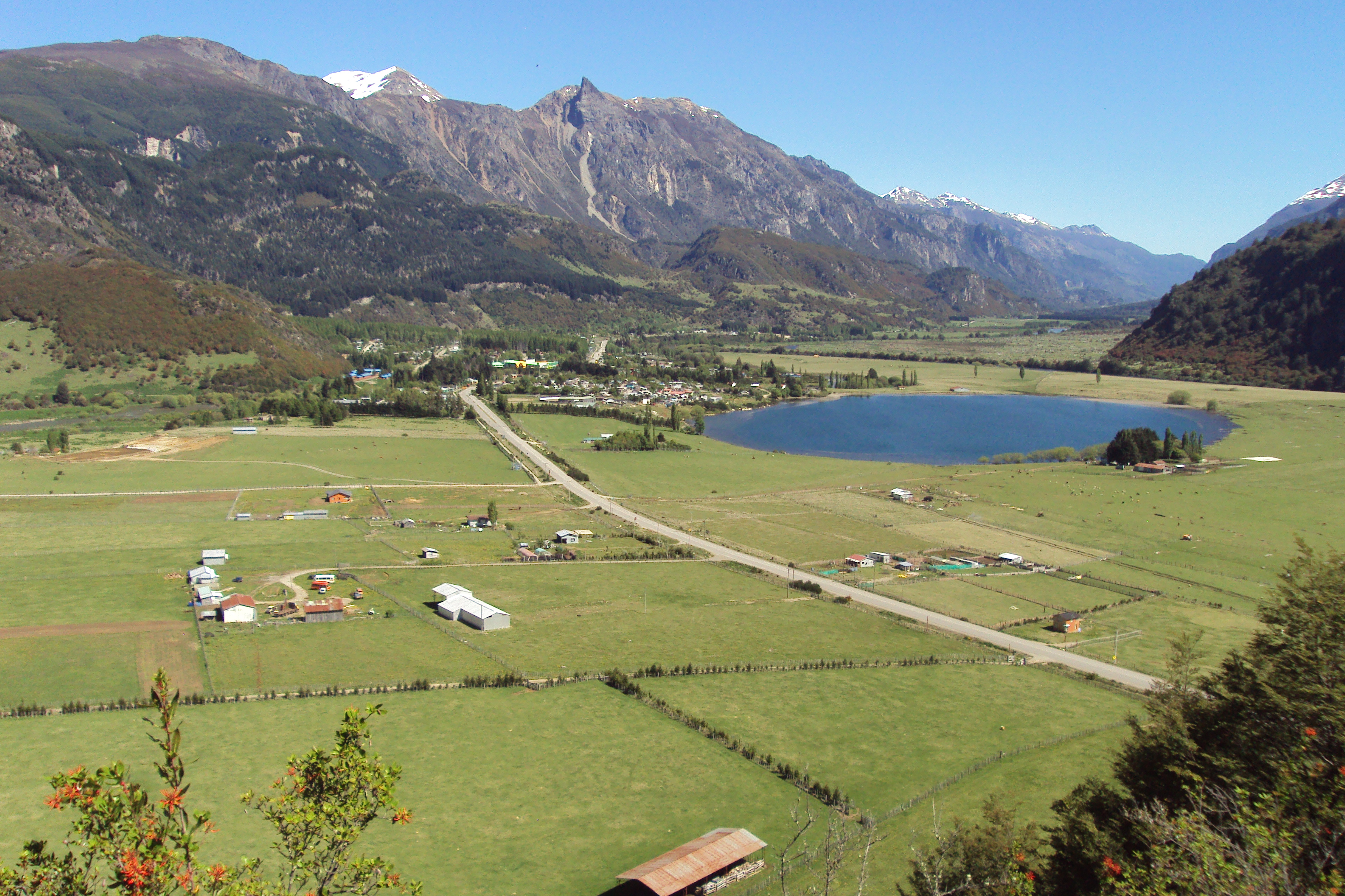 Vista aérea del Fundo La Pampita en sus inicios, Manihuales, Aysén